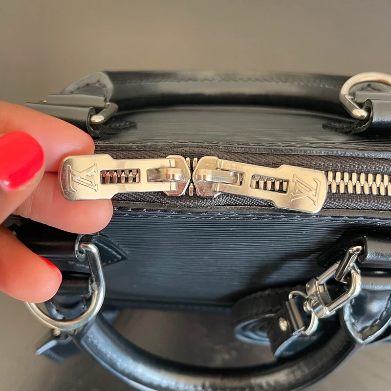 Louis Vuitton Alma BB en cuir épi NOIR. SAC DE LUXE DE SECONDE MAIN AUTHENTIQUE CERTIFICAT D'AUTHENTICITE ENTRUPY. SAC DE LUXE D'OCCASION PAS CHER. LV FULL SET