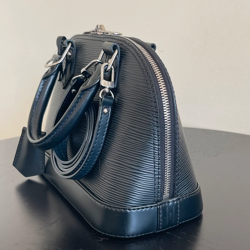 Louis Vuitton Alma BB en cuir épi NOIR. SAC DE LUXE DE SECONDE MAIN AUTHENTIQUE CERTIFICAT D'AUTHENTICITE ENTRUPY. SAC DE LUXE D'OCCASION PAS CHER. LV FULL SET