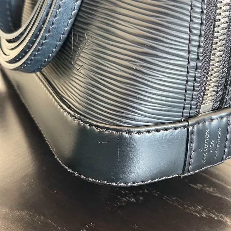 Louis Vuitton Alma BB en cuir épi NOIR. SAC DE LUXE DE SECONDE MAIN AUTHENTIQUE CERTIFICAT D'AUTHENTICITE ENTRUPY. SAC DE LUXE D'OCCASION PAS CHER. LV FULL SET