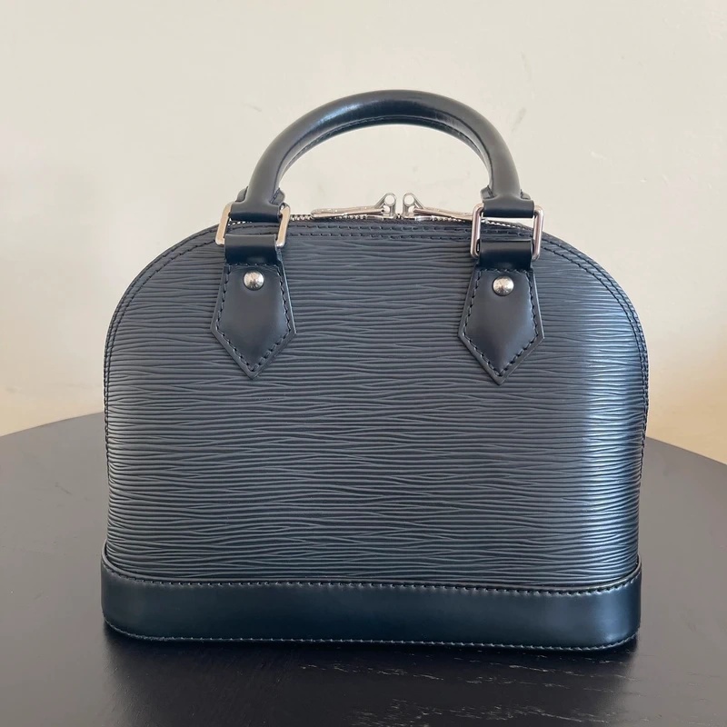 Louis Vuitton Alma BB en cuir épi NOIR. SAC DE LUXE DE SECONDE MAIN AUTHENTIQUE CERTIFICAT D'AUTHENTICITE ENTRUPY. SAC DE LUXE D'OCCASION PAS CHER. LV FULL SET