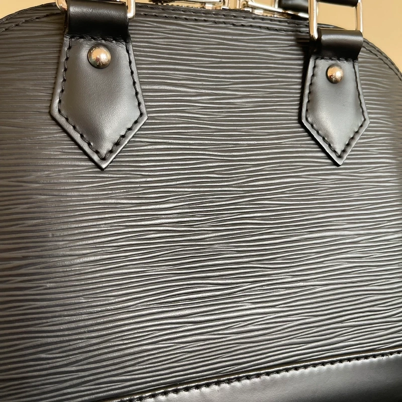Louis Vuitton Alma BB en cuir épi NOIR. SAC DE LUXE DE SECONDE MAIN AUTHENTIQUE CERTIFICAT D'AUTHENTICITE ENTRUPY. SAC DE LUXE D'OCCASION PAS CHER. LV FULL SET
