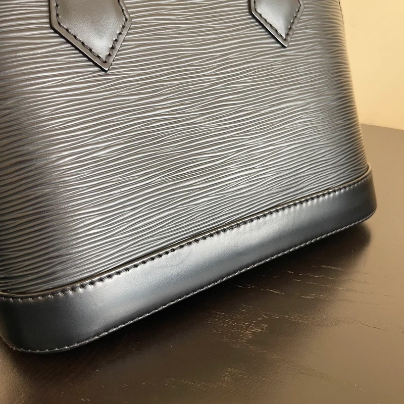 Louis Vuitton Alma BB en cuir épi NOIR. SAC DE LUXE DE SECONDE MAIN AUTHENTIQUE CERTIFICAT D'AUTHENTICITE ENTRUPY. SAC DE LUXE D'OCCASION PAS CHER. LV FULL SET