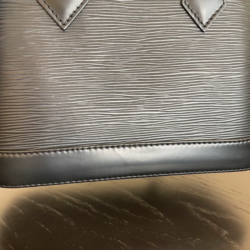 Louis Vuitton Alma BB en cuir épi NOIR. SAC DE LUXE DE SECONDE MAIN AUTHENTIQUE CERTIFICAT D'AUTHENTICITE ENTRUPY. SAC DE LUXE D'OCCASION PAS CHER. LV FULL SET