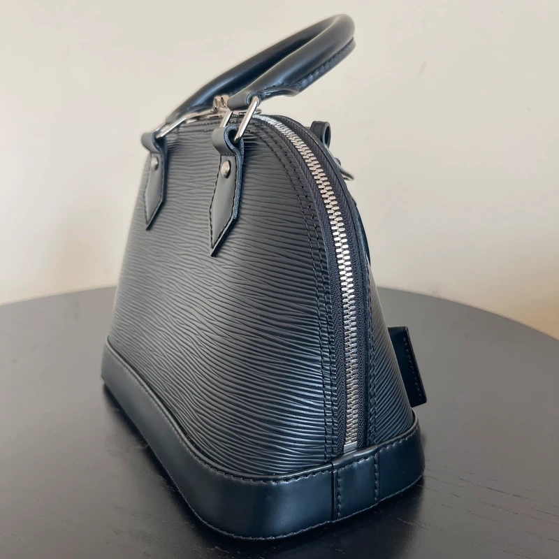 Louis Vuitton Alma BB en cuir épi NOIR. SAC DE LUXE DE SECONDE MAIN AUTHENTIQUE CERTIFICAT D'AUTHENTICITE ENTRUPY. SAC DE LUXE D'OCCASION PAS CHER. LV FULL SET