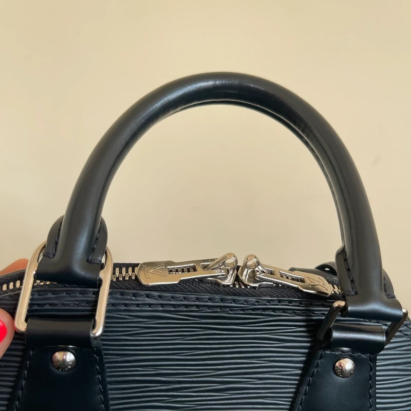 Louis Vuitton Alma BB en cuir épi NOIR. SAC DE LUXE DE SECONDE MAIN AUTHENTIQUE CERTIFICAT D'AUTHENTICITE ENTRUPY. SAC DE LUXE D'OCCASION PAS CHER. LV FULL SET