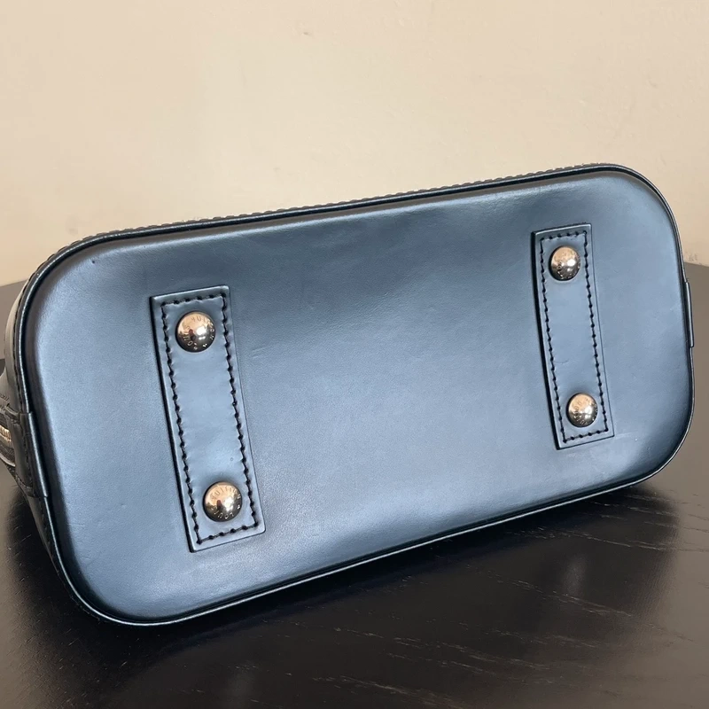Louis Vuitton Alma BB en cuir épi NOIR. SAC DE LUXE DE SECONDE MAIN AUTHENTIQUE CERTIFICAT D'AUTHENTICITE ENTRUPY. SAC DE LUXE D'OCCASION PAS CHER. LV FULL SET