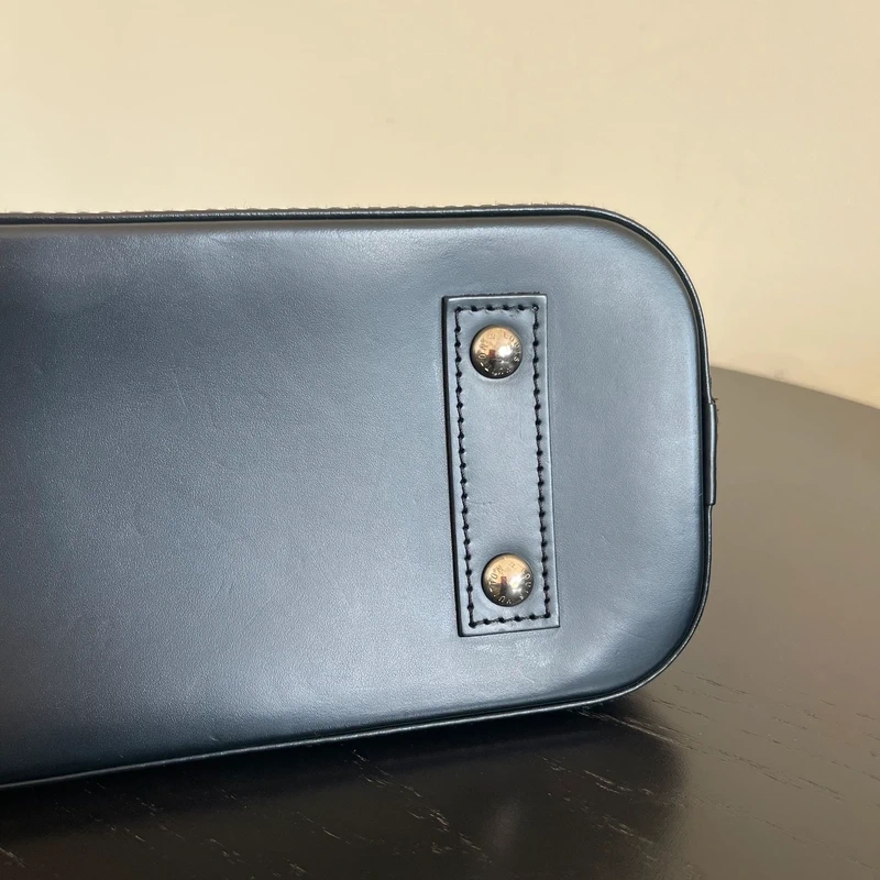 Louis Vuitton Alma BB en cuir épi NOIR. SAC DE LUXE DE SECONDE MAIN AUTHENTIQUE CERTIFICAT D'AUTHENTICITE ENTRUPY. SAC DE LUXE D'OCCASION PAS CHER. LV FULL SET