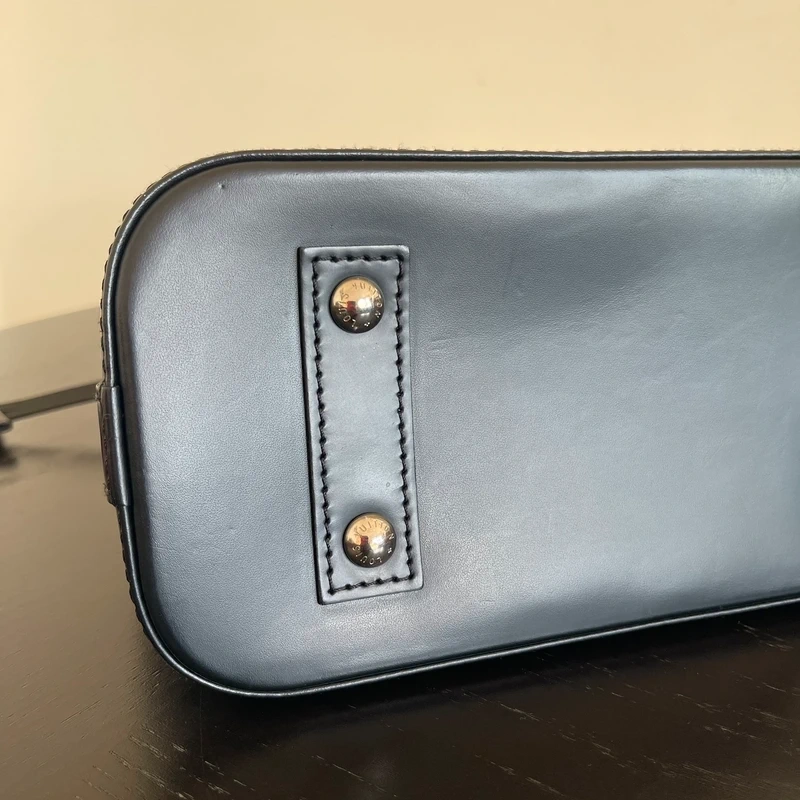 Louis Vuitton Alma BB en cuir épi NOIR. SAC DE LUXE DE SECONDE MAIN AUTHENTIQUE CERTIFICAT D'AUTHENTICITE ENTRUPY. SAC DE LUXE D'OCCASION PAS CHER. LV FULL SET