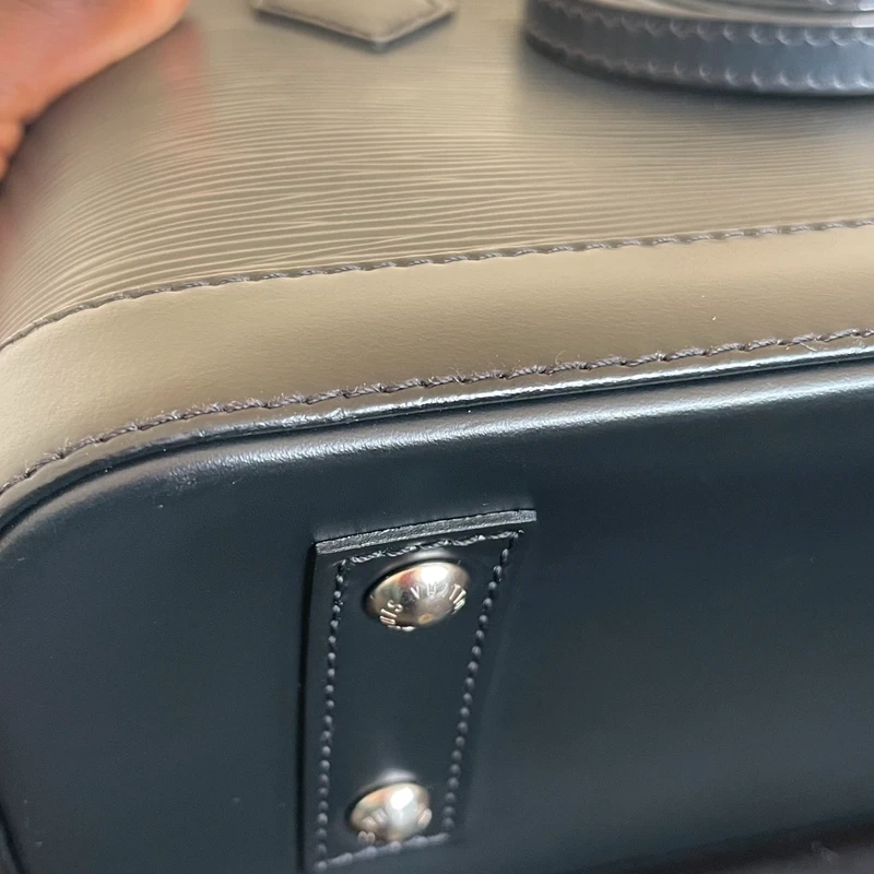 Louis Vuitton Alma BB en cuir épi NOIR. SAC DE LUXE DE SECONDE MAIN AUTHENTIQUE CERTIFICAT D'AUTHENTICITE ENTRUPY. SAC DE LUXE D'OCCASION PAS CHER. LV FULL SET