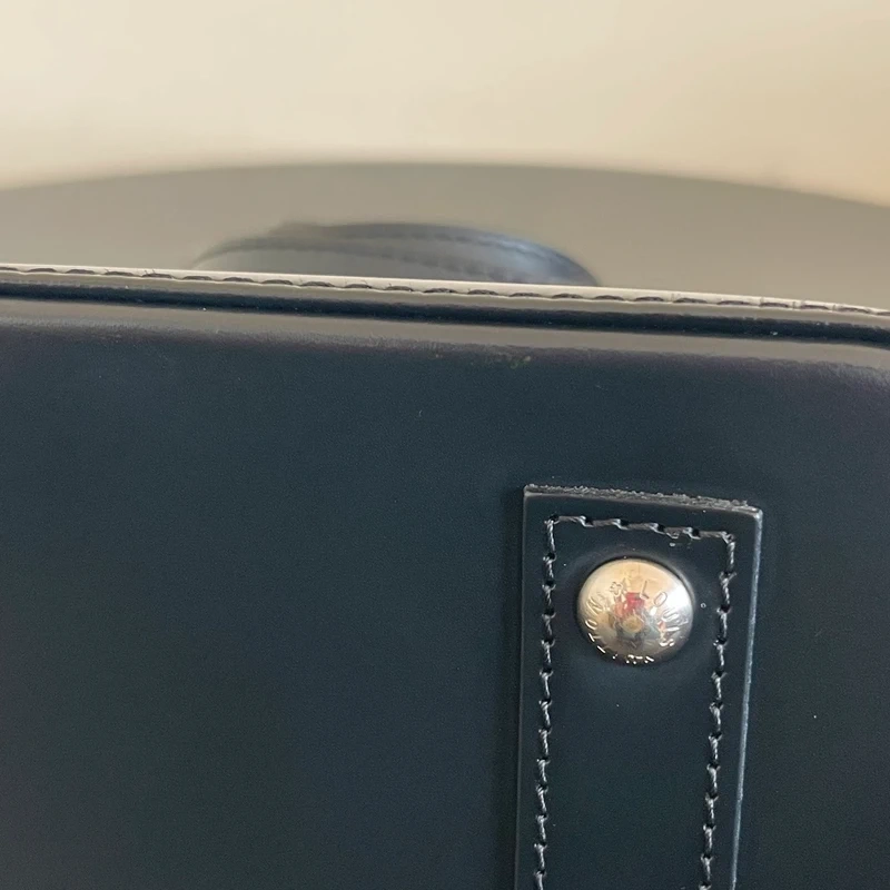 Louis Vuitton Alma BB en cuir épi NOIR. SAC DE LUXE DE SECONDE MAIN AUTHENTIQUE CERTIFICAT D'AUTHENTICITE ENTRUPY. SAC DE LUXE D'OCCASION PAS CHER. LV FULL SET