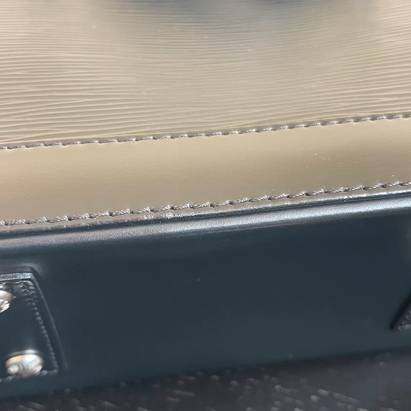 Louis Vuitton Alma BB en cuir épi NOIR. SAC DE LUXE DE SECONDE MAIN AUTHENTIQUE CERTIFICAT D'AUTHENTICITE ENTRUPY. SAC DE LUXE D'OCCASION PAS CHER. LV FULL SET