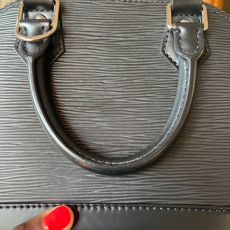 Louis Vuitton Alma BB en cuir épi NOIR. SAC DE LUXE DE SECONDE MAIN AUTHENTIQUE CERTIFICAT D'AUTHENTICITE ENTRUPY. SAC DE LUXE D'OCCASION PAS CHER. LV FULL SET