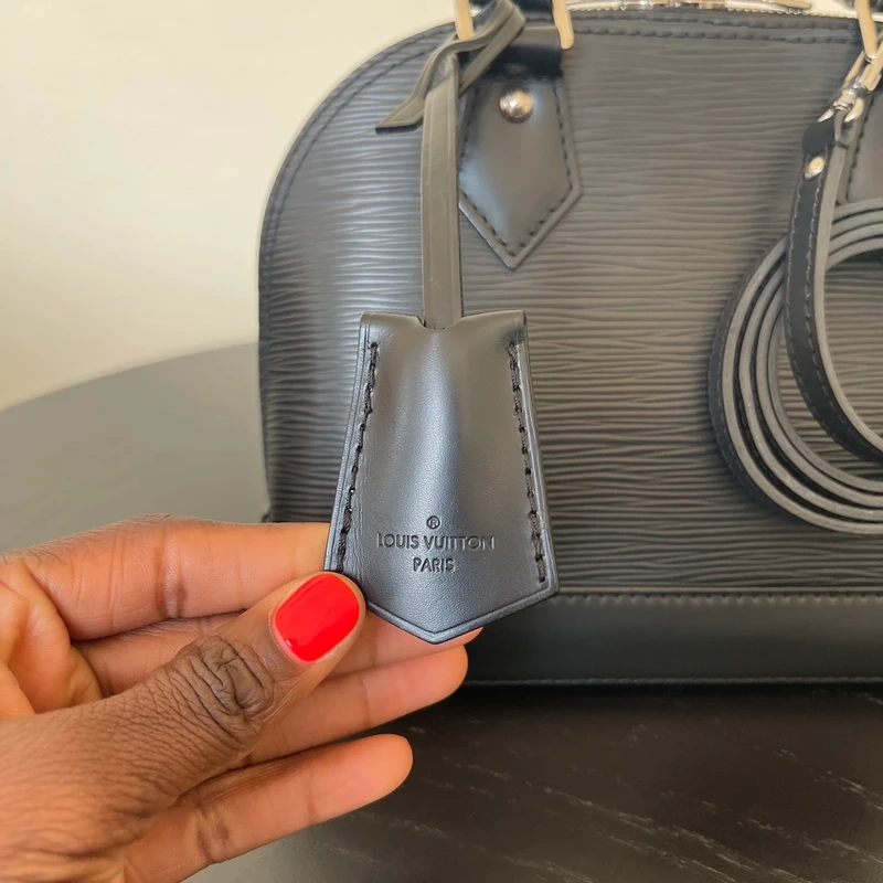 Louis Vuitton Alma BB en cuir épi NOIR. SAC DE LUXE DE SECONDE MAIN AUTHENTIQUE CERTIFICAT D'AUTHENTICITE ENTRUPY. SAC DE LUXE D'OCCASION PAS CHER. LV FULL SET
