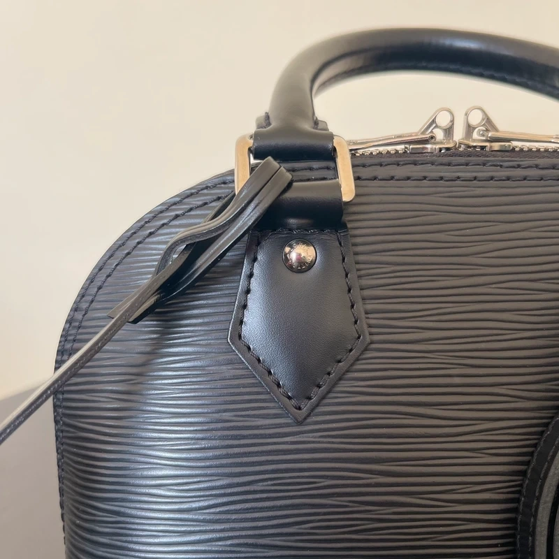 Louis Vuitton Alma BB en cuir épi NOIR. SAC DE LUXE DE SECONDE MAIN AUTHENTIQUE CERTIFICAT D'AUTHENTICITE ENTRUPY. SAC DE LUXE D'OCCASION PAS CHER. LV FULL SET