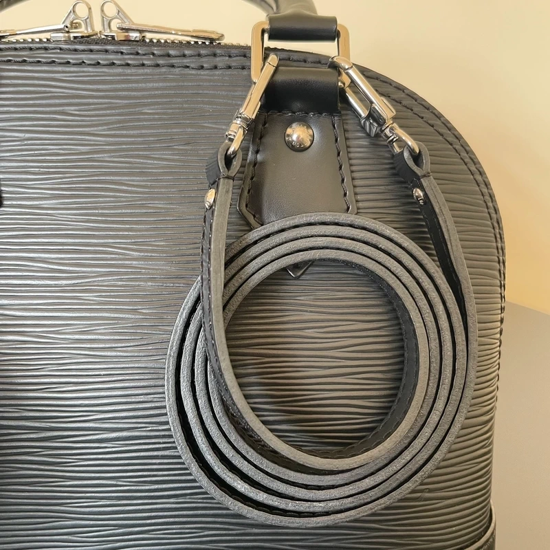 Louis Vuitton Alma BB en cuir épi NOIR. SAC DE LUXE DE SECONDE MAIN AUTHENTIQUE CERTIFICAT D'AUTHENTICITE ENTRUPY. SAC DE LUXE D'OCCASION PAS CHER. LV FULL SET