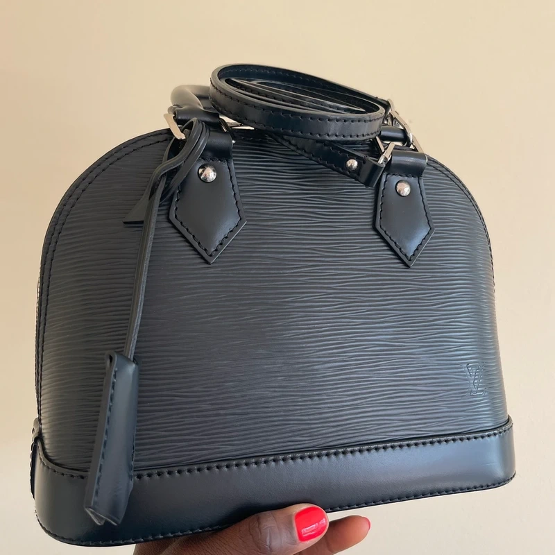 Louis Vuitton Alma BB en cuir épi NOIR. SAC DE LUXE DE SECONDE MAIN AUTHENTIQUE CERTIFICAT D'AUTHENTICITE ENTRUPY. SAC DE LUXE D'OCCASION PAS CHER. LV FULL SET