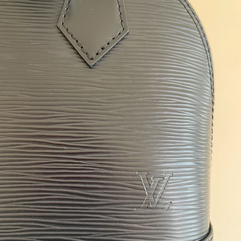 Louis Vuitton Alma BB en cuir épi NOIR. SAC DE LUXE DE SECONDE MAIN AUTHENTIQUE CERTIFICAT D'AUTHENTICITE ENTRUPY. SAC DE LUXE D'OCCASION PAS CHER. LV FULL SET