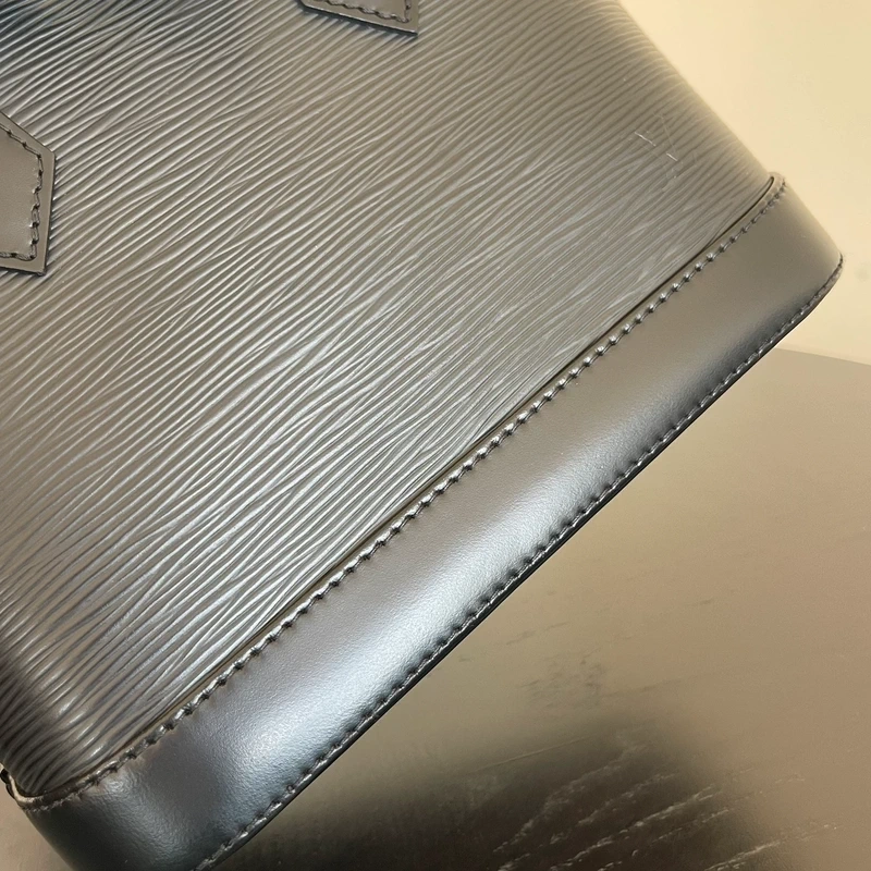 Louis Vuitton Alma BB en cuir épi NOIR. SAC DE LUXE DE SECONDE MAIN AUTHENTIQUE CERTIFICAT D'AUTHENTICITE ENTRUPY. SAC DE LUXE D'OCCASION PAS CHER. LV FULL SET
