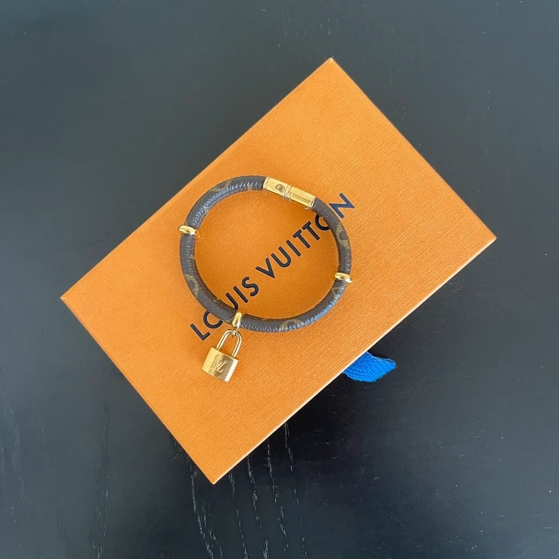 LOUIS VUITTON bracelet keep it twice monogram LUXE D'OCCASION PAS CHER LOUIS VUITTON FULL SET.