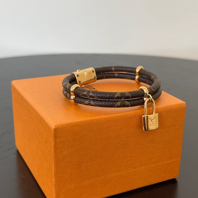 LOUIS VUITTON bracelet keep it twice LUXE D'OCCASION PAS CHER LOUIS VUITTON FULL SET.
