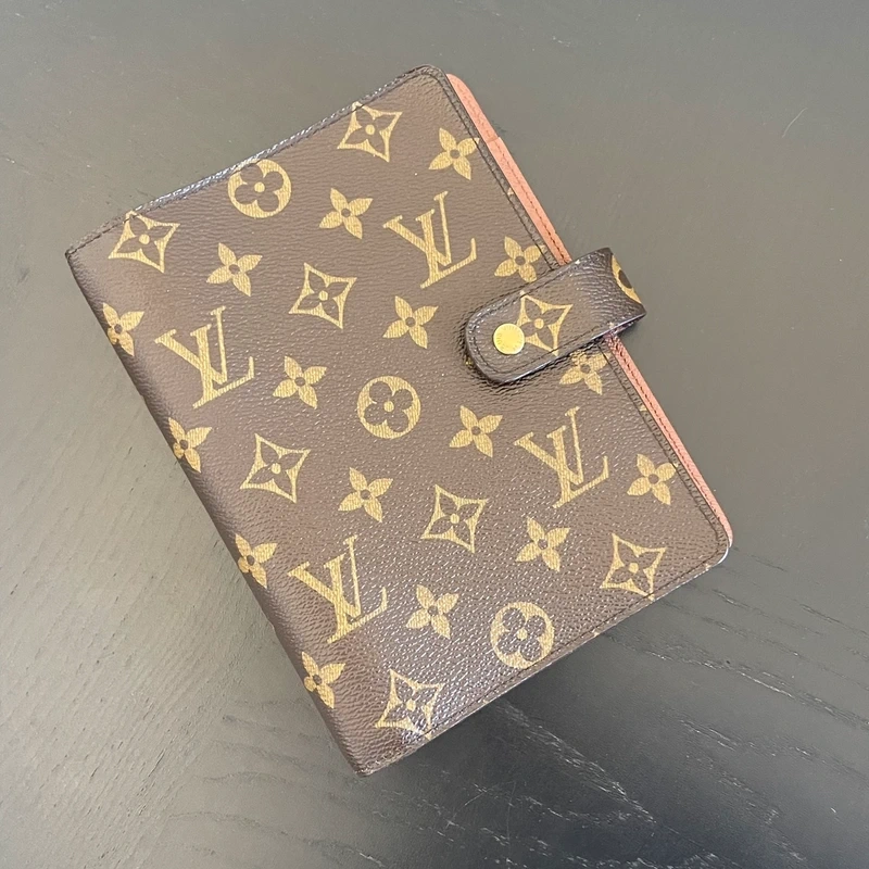 Louis Vuitton couverture pour agenda MM monogram. LUXE DE SECONDE MAIN AUTHENTIQUE. SAC DE LUXE