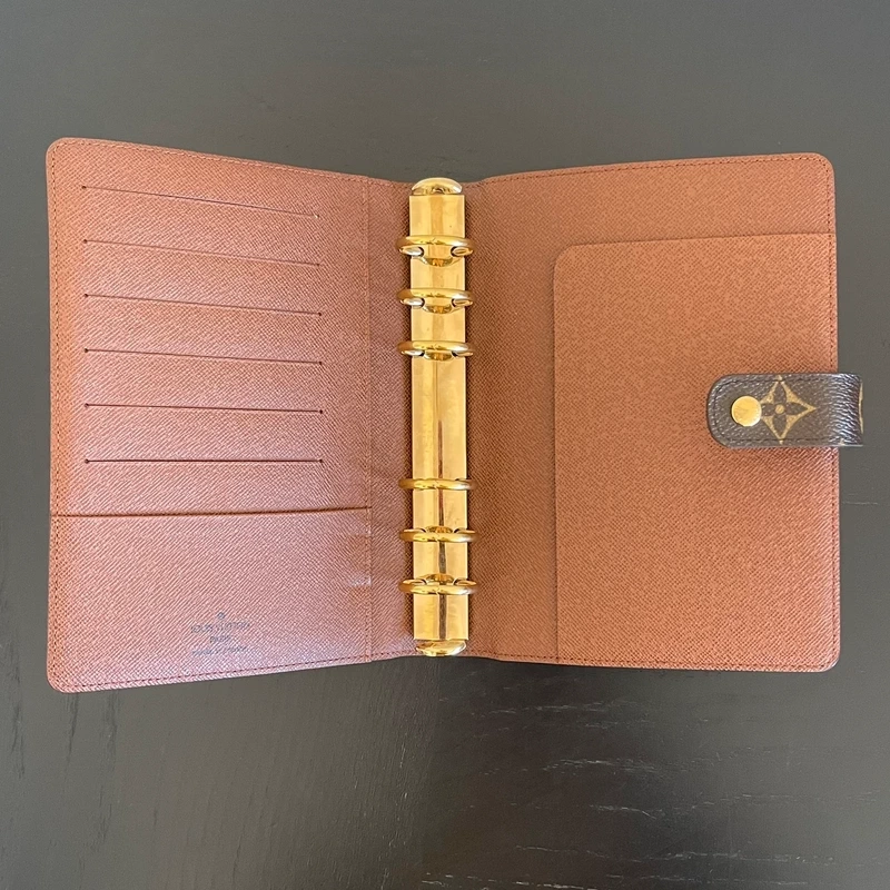 Louis Vuitton couverture pour agenda MM monogram. LUXE DE SECONDE MAIN AUTHENTIQUE. SAC DE LUXE