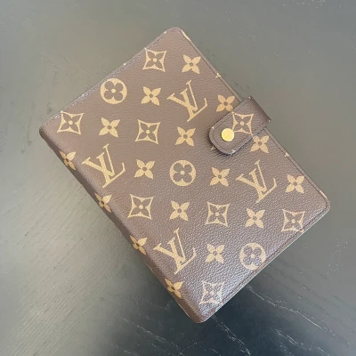 Louis Vuitton couverture pour agenda MM monogram. LUXE DE SECONDE MAIN AUTHENTIQUE. SAC DE LUXE