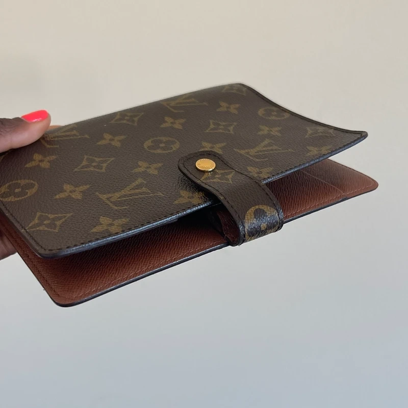 Louis Vuitton couverture pour agenda MM monogram. LUXE DE SECONDE MAIN AUTHENTIQUE. SAC DE LUXE