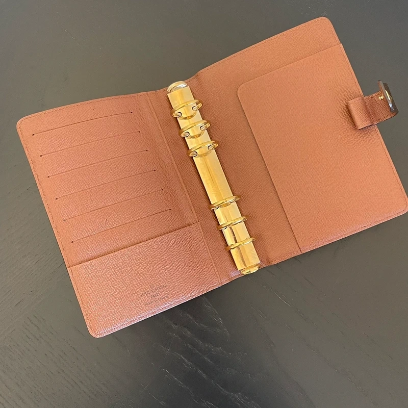 Louis Vuitton couverture pour agenda MM monogram. LUXE DE SECONDE MAIN AUTHENTIQUE. SAC DE LUXE