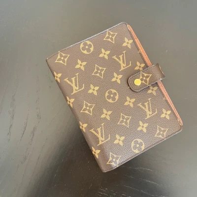 Louis Vuitton couverture pour agenda MM monogram. LUXE DE SECONDE MAIN AUTHENTIQUE. SAC DE LUXE