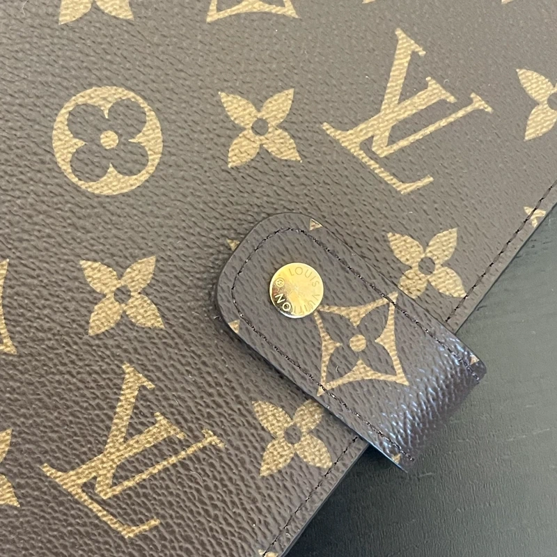Louis Vuitton couverture pour agenda MM monogram. LUXE DE SECONDE MAIN AUTHENTIQUE. SAC DE LUXE