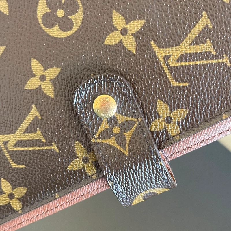 Louis Vuitton couverture pour agenda MM monogram. LUXE DE SECONDE MAIN AUTHENTIQUE. SAC DE LUXE