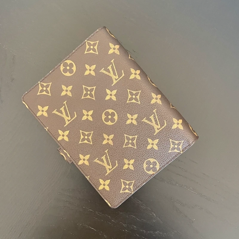 Louis Vuitton couverture pour agenda MM monogram. LUXE DE SECONDE MAIN AUTHENTIQUE. SAC DE LUXE