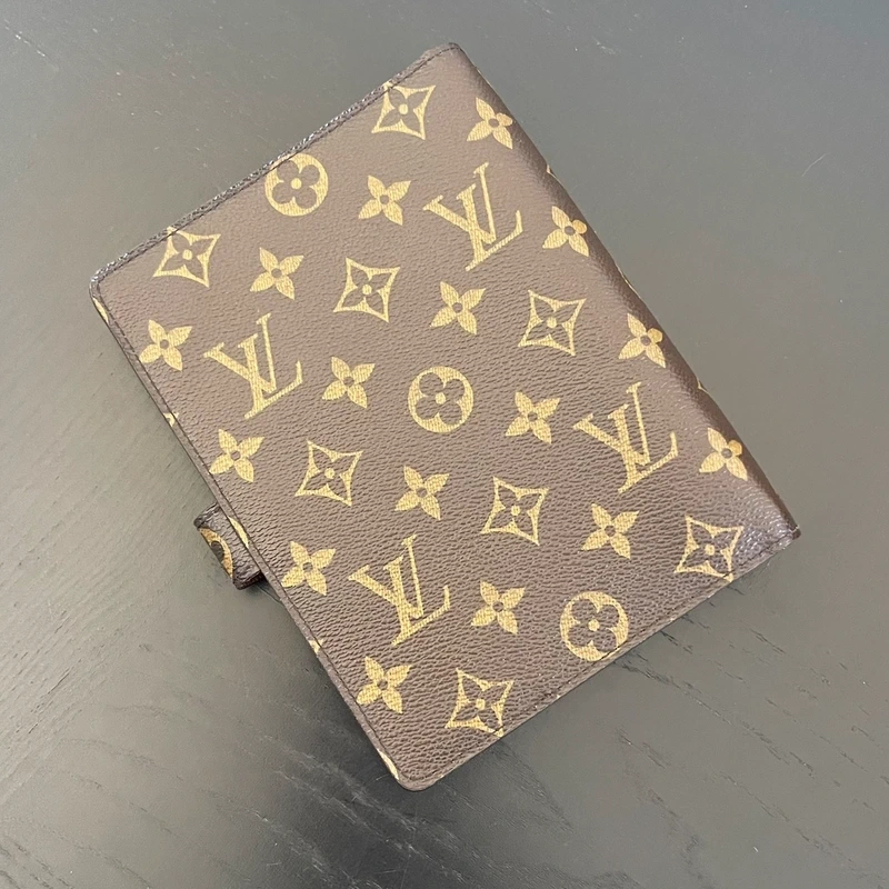 Louis Vuitton couverture pour agenda MM monogram. LUXE DE SECONDE MAIN AUTHENTIQUE. SAC DE LUXE