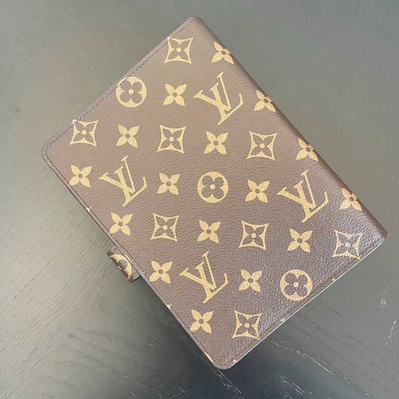 Louis Vuitton couverture pour agenda MM monogram. LUXE DE SECONDE MAIN AUTHENTIQUE. SAC DE LUXE