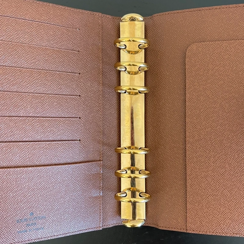 Louis Vuitton couverture pour agenda MM monogram. LUXE DE SECONDE MAIN AUTHENTIQUE. SAC DE LUXE