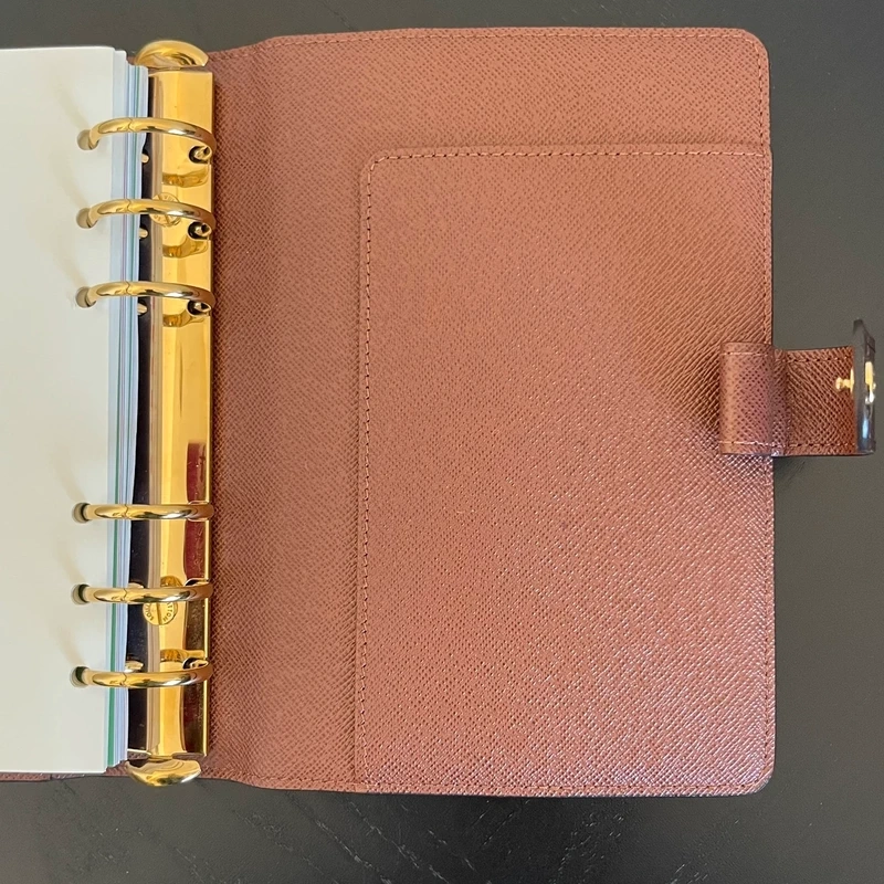 Louis Vuitton couverture pour agenda MM monogram. LUXE DE SECONDE MAIN AUTHENTIQUE. SAC DE LUXE
