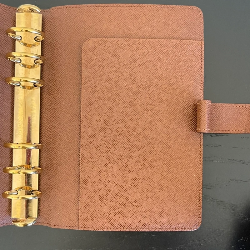 Louis Vuitton couverture pour agenda MM monogram. LUXE DE SECONDE MAIN AUTHENTIQUE. SAC DE LUXE