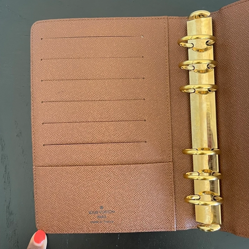 Louis Vuitton couverture pour agenda MM monogram. LUXE DE SECONDE MAIN AUTHENTIQUE. SAC DE LUXE