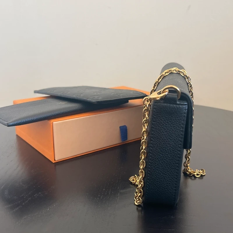 LOUIS VUITTON Félicie en cuir monogram empreinte noir SAC DE LUXE DE SECONDE MAIN AUTHENTIQUE CERTIFICAT D'AUTHENTICITE ENTRUPY. SAC DE LUXE D'OCCASION PAS CHER LV FULL SET.