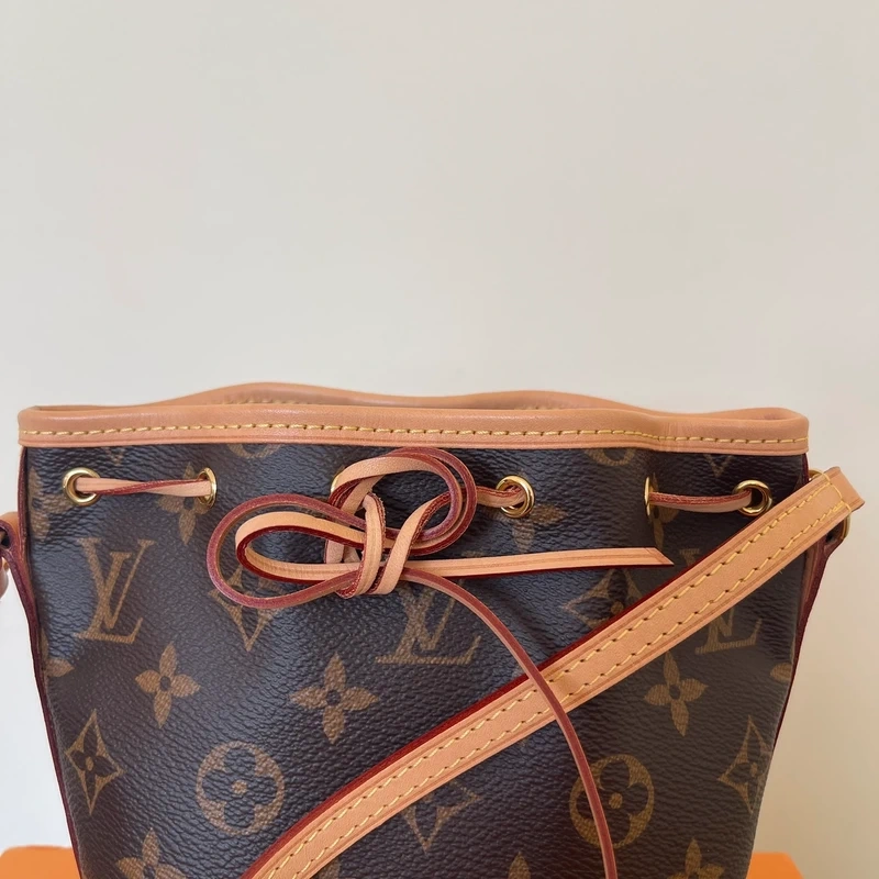 LOUIS VUITTON Noé nano monogram SAC DE LUXE DE SECONDE MAIN AUTHENTIQUE CERTIFICAT D'AUTHENTICITE ENTRUPY. SAC DE LUXE D'OCCASION PAS CHER. LOUIS VUITTON FULL SET