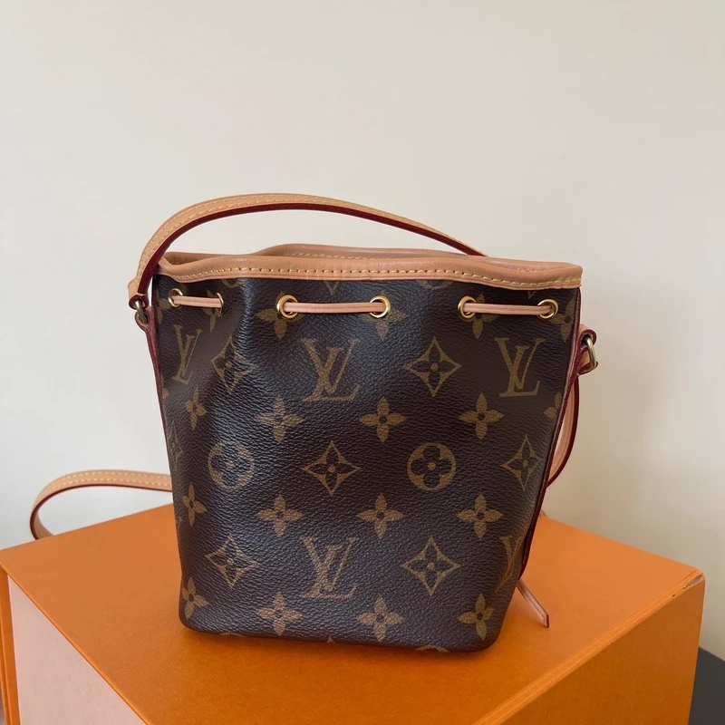 LOUIS VUITTON Noé nano monogram SAC DE LUXE DE SECONDE MAIN AUTHENTIQUE CERTIFICAT D'AUTHENTICITE ENTRUPY. SAC DE LUXE D'OCCASION PAS CHER. LOUIS VUITTON FULL SET