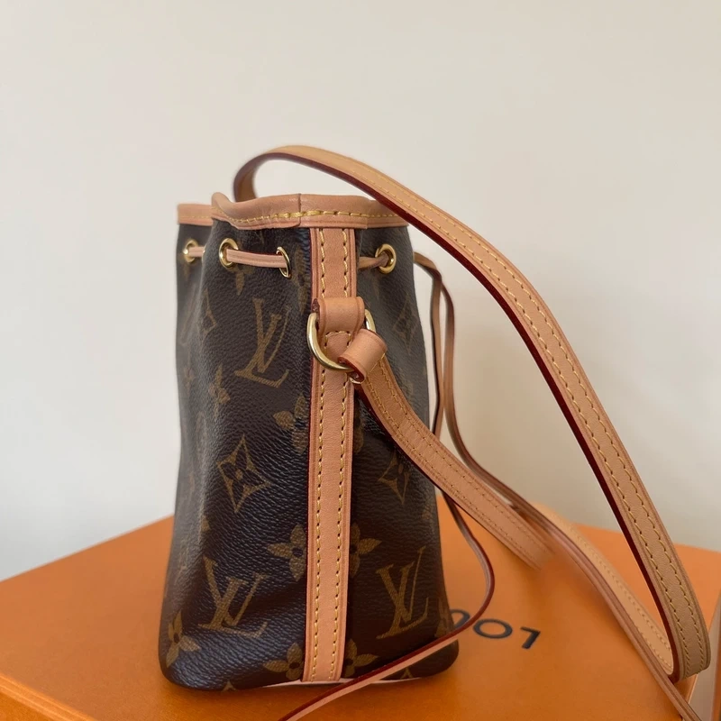 LOUIS VUITTON Noé nano monogram SAC DE LUXE DE SECONDE MAIN AUTHENTIQUE CERTIFICAT D'AUTHENTICITE ENTRUPY. SAC DE LUXE D'OCCASION PAS CHER. LOUIS VUITTON FULL SET