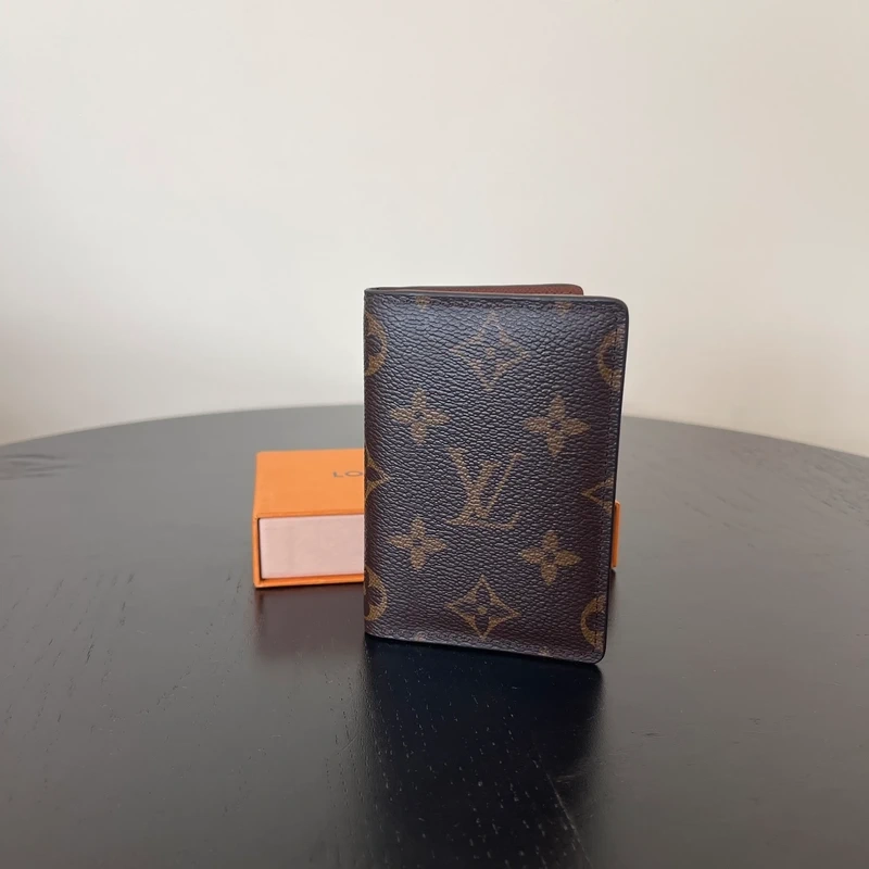 LOUIS VUITTON organizer de poche monogram LUXE DE SECONDE MAIN AUTHENTIQUE CERTIFICAT D'AUTHENTICITE ENTRUPY. SAC DE LUXE D'OCCASION PAS CHER. PETITE MAROQUINERIE LV