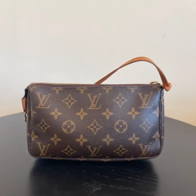LOUIS VUITTON pochette accessoires monogram. Sac de luxe. SAC DE LUXE LV FULL SET CERTIFICAT D'AUTHENTICITE ENTRUPY