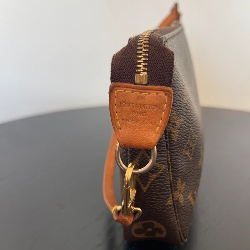 LOUIS VUITTON pochette accessoires monogram. Sac de luxe. SAC DE LUXE LV FULL SET CERTIFICAT D'AUTHENTICITE ENTRUPY