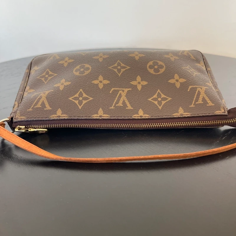LOUIS VUITTON pochette accessoires monogram. Sac de luxe. SAC DE LUXE LV FULL SET CERTIFICAT D'AUTHENTICITE ENTRUPY