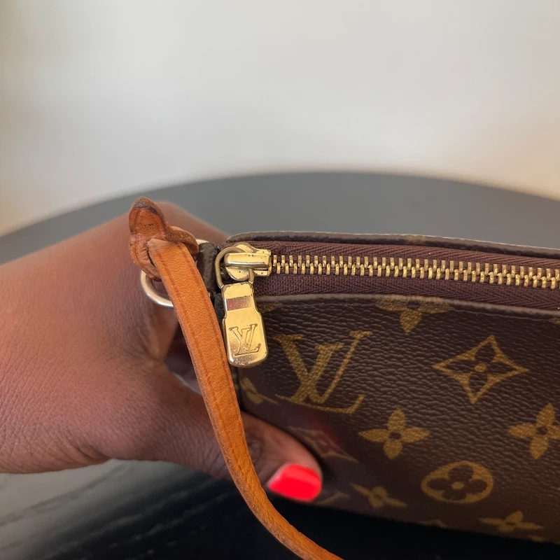 LOUIS VUITTON pochette accessoires monogram. Sac de luxe. SAC DE LUXE LV FULL SET CERTIFICAT D'AUTHENTICITE ENTRUPY
