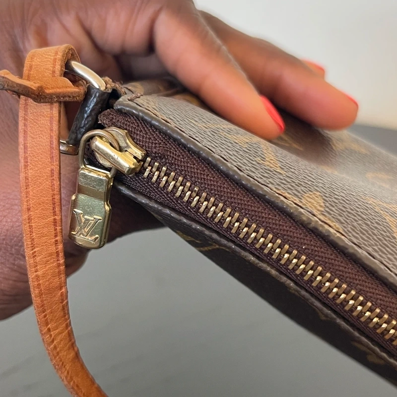LOUIS VUITTON pochette accessoires monogram. Sac de luxe. SAC DE LUXE LV FULL SET CERTIFICAT D'AUTHENTICITE ENTRUPY