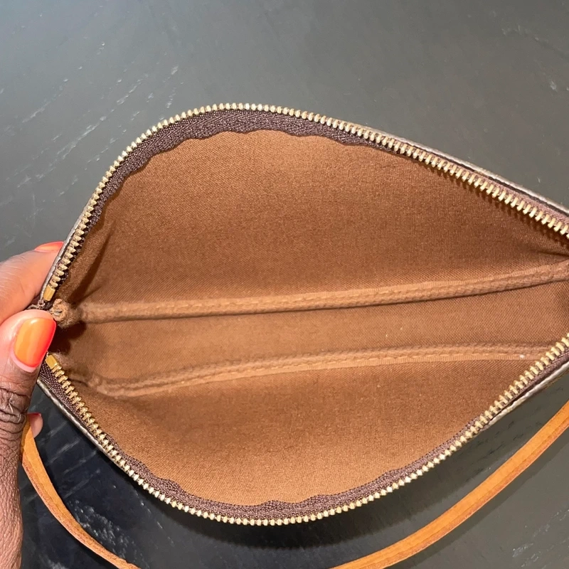 LOUIS VUITTON pochette accessoires monogram. Sac de luxe. SAC DE LUXE LV FULL SET CERTIFICAT D'AUTHENTICITE ENTRUPY